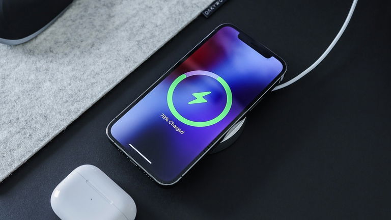 Apple ha agregado sin decírselo a nadie la carga Qi2 en el iPhone 12