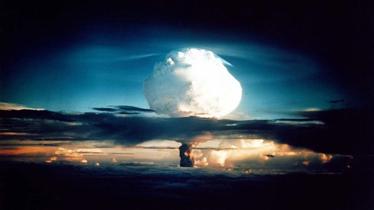 En qué se diferencia una bomba atómica de una bomba de hidrógeno y cuál es más devastadora